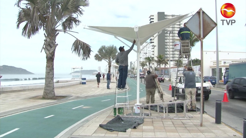 Reparan y pintan paradores en el Malecón