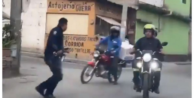 Repartidor sube a policía a su moto y le ayuda a perseguir y atrapar a vendedor de droga