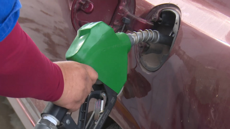 Gasolinero defiende los precios altos del combustible