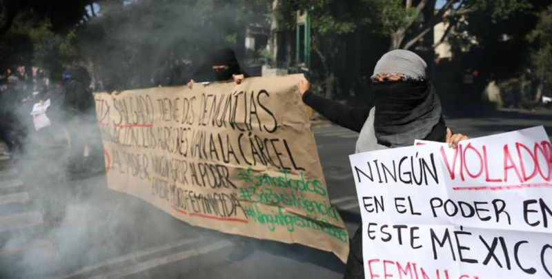 Feministas protestan frente a sede nacional de Morena por aspirante a gobernador acusado de dos violaciones