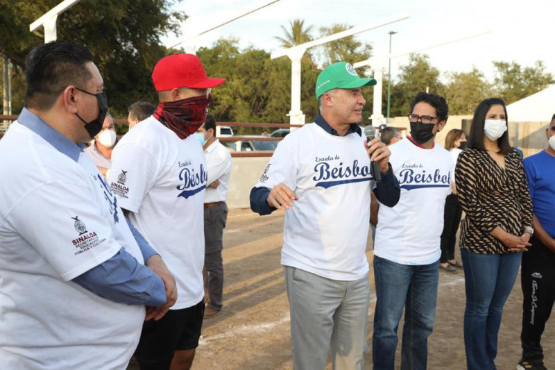 Gobernador Quirino Ordaz inaugura escuela de beisbol en La Higuerita