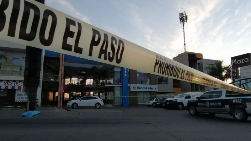 Asesinan a hombre a las afueras de banco
