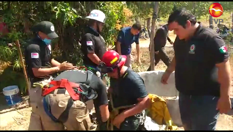 Rescatan a hombre que cayó a pozo de agua en Escuinapa