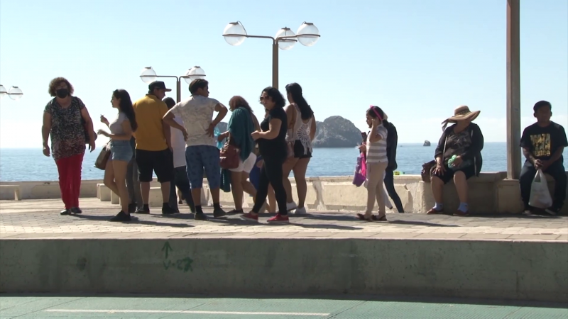 Aún se rehúsan turistas a usar cubrebocas en Mazatlán