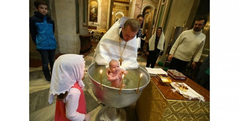 Bebé muere tras ser sumergido en bautizo de iglesia ortodoxa |  Internacional | Noticias | TVP 