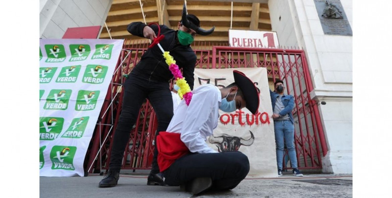Piden abolir las corridas de toros en el 75 aniversario de la Plaza de Toros México, la más grande del mundo