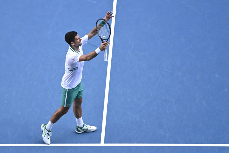Novak Djokovic gana con apuros a Tiafoe