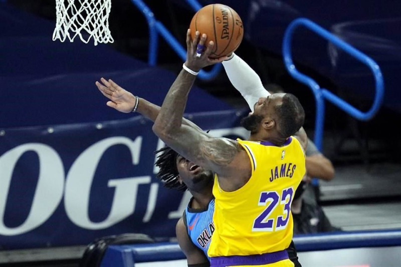 Los Lakers ganan con gran actuación de LeBron James