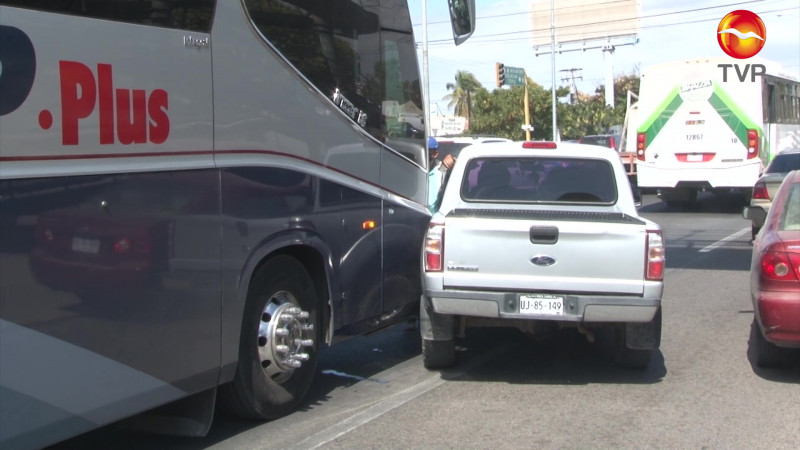 Chocan autobús y camioneta hacia la salida sur de Mazatlán