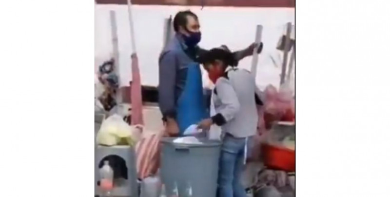 Exhiben a los trabajadores de esta carreta de tacos reutilizando los desechables que tiraban a la basura (video)