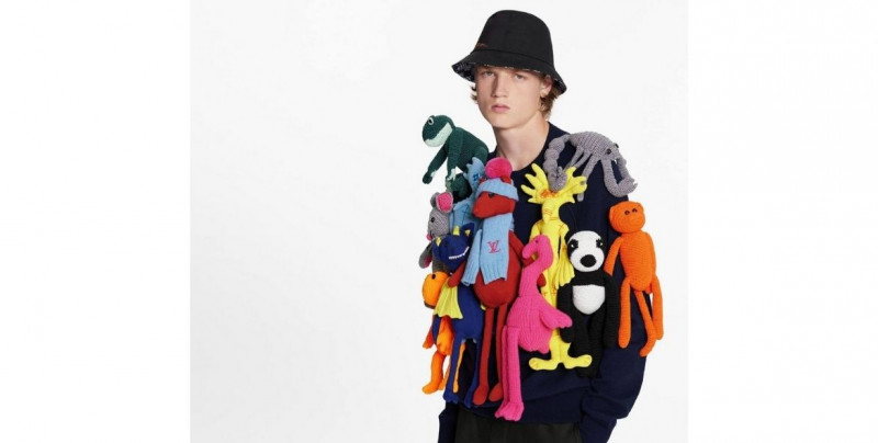 Por 162 mil pesos puedes comprar este suéter con peluches marca Louis Vuitton