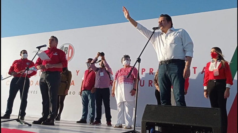 Mario Zamora recibe constancia como candidato interno a gobernador de Sinaloa