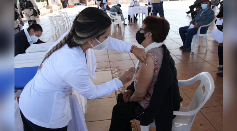 Vacunan a mitad de adultos mayores de Rosario tras presentarse excedente de vacunas en otros municipios
