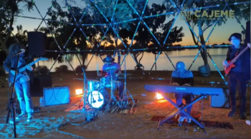Xunuta un grupo de adolescentes que toca música de jazz.
