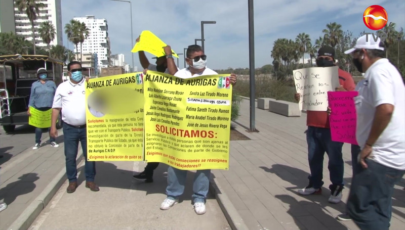 Operadores de aurigas se manifestaron por irregularidades en asignación de permisos