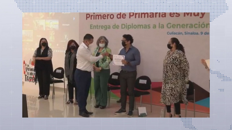 Entregan diplomas  a docentes de preescolar