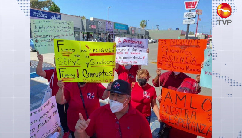 Grupos manifestantes le hacen guardia a AMLO en su visita a Mazatlán