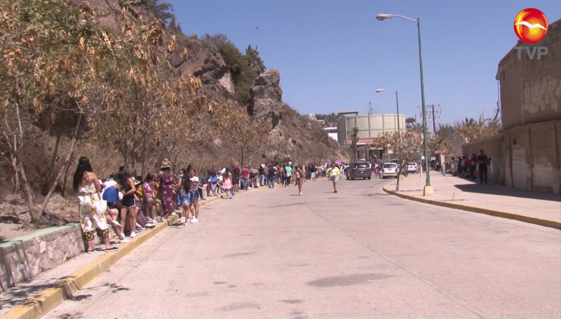 Turistas hacen larga fila para poder ingresar al Faro