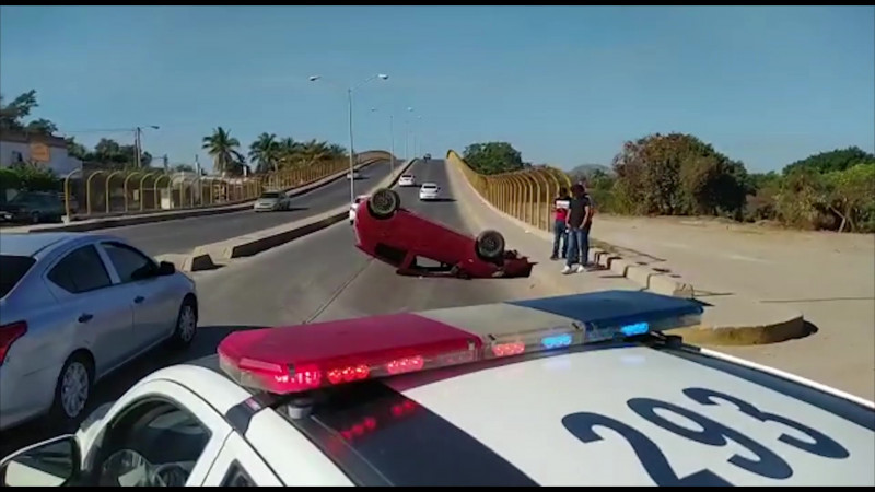 Se registra volcadura en la Salvador Allende