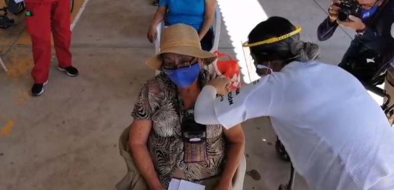 Señora de 94 años de edad recibe la primer vacuna contra COVID en Ahome