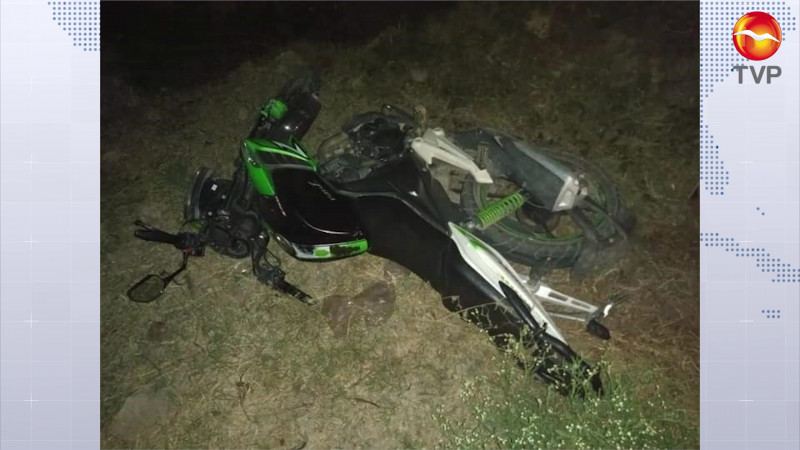 Derrapa joven en moto y queda inconsciente