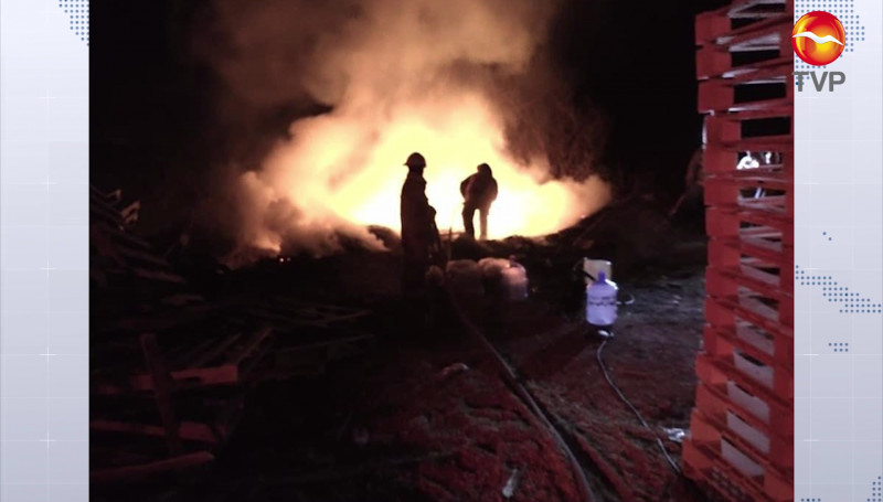 Se incendia fábrica de tarimas de madera en Escuinapa