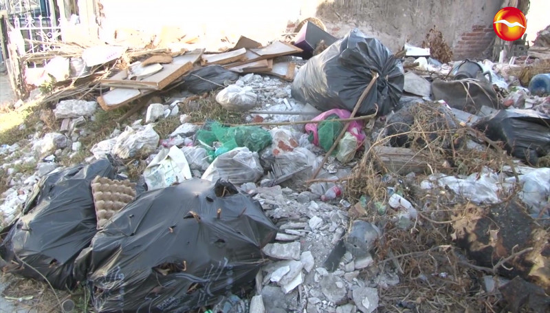 Molestos vecinos de la Colonia Pueblo Nuevo por tiradero de basura en terreno