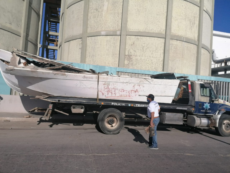 Retiran embarcaciones abandonadas de camino a El Faro Mazatlán