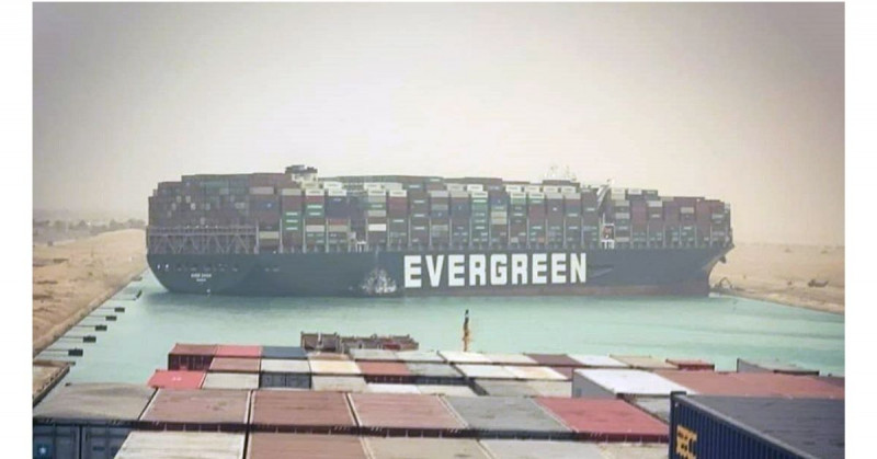 230 barcos siguen bloqueados por un portacontenedores en uno de los canales más importantes del mundo
