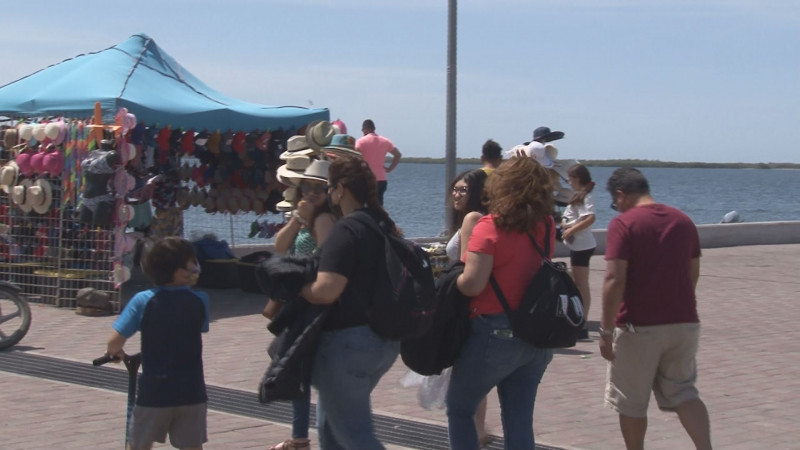 Llegan turistas a la Bahía de Altata