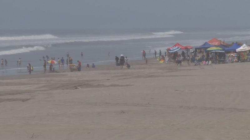 Moderada afluencia de visitantes en playa de Ponce este jueves