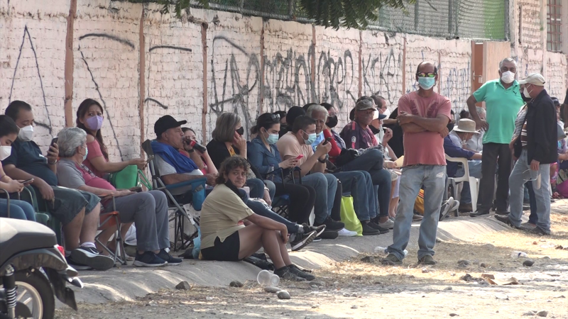 Siguen largas filas en puntos de vacunación COVID-19 en Mazatlán