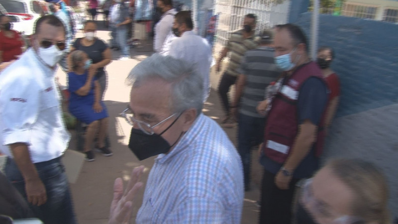 Se vacuna contra el covid el candidato Rubén Rocha Moya