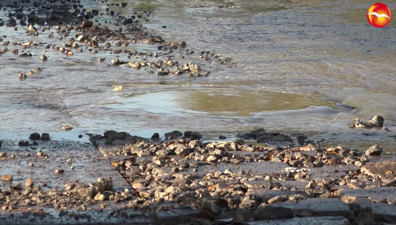 Fuerte fuga de aguas negras afecta varias calles del Fraccionamiento Pradera Dorada