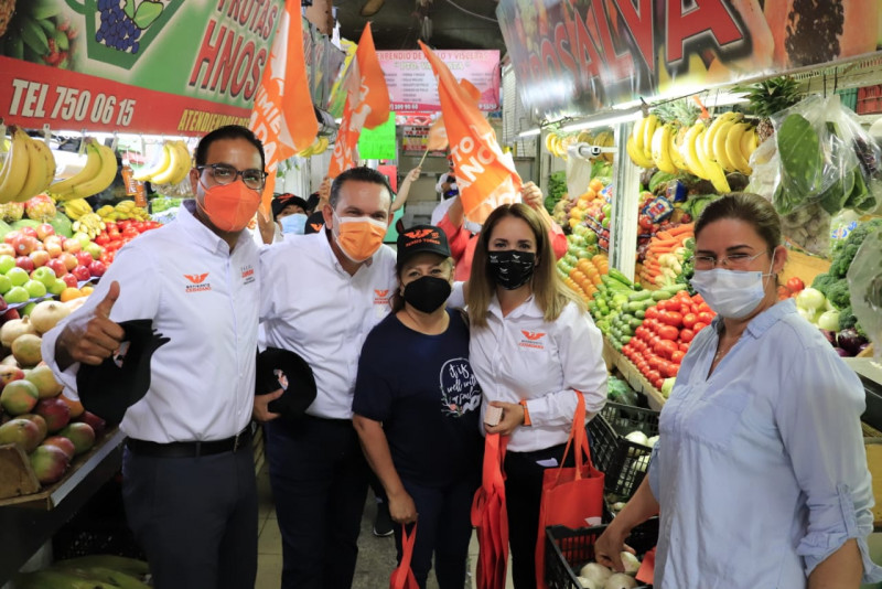 Reciben muestras de apoyo Sergio Torres y Ely Montoya en su visita al Mercado Humaya