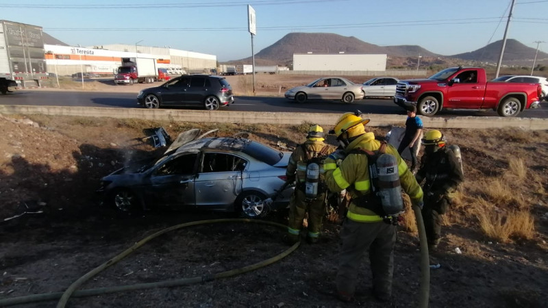 Vuelca automóvil, tripulantes salvan la vida