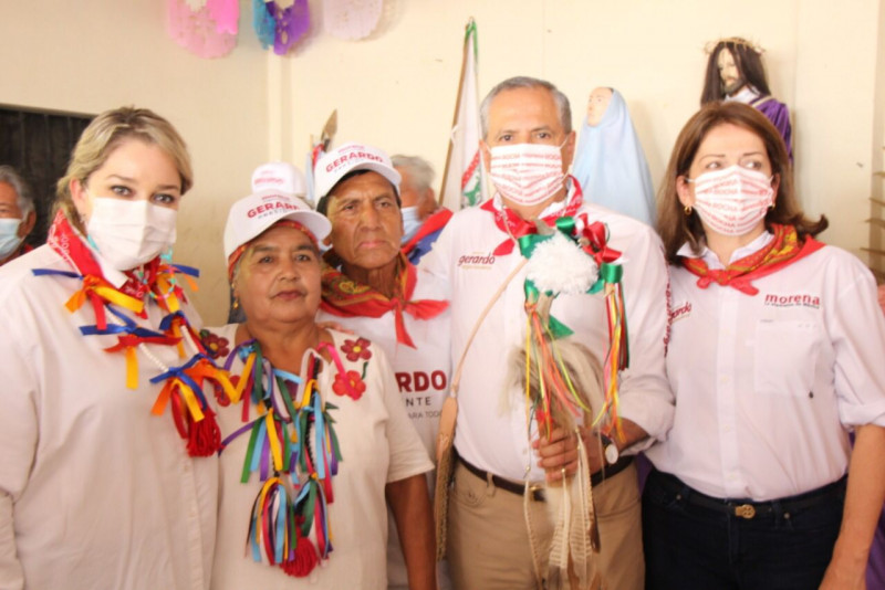 Gerardo Vargas Landeros recibe bastón de mando de las comunidades indígenas