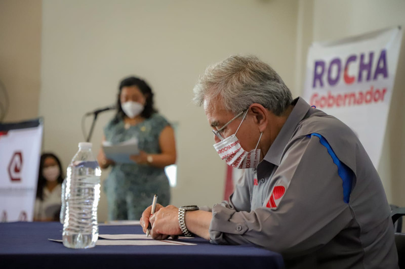 Rocha Moya se compromete a defender los derechos de las y los profesionistas