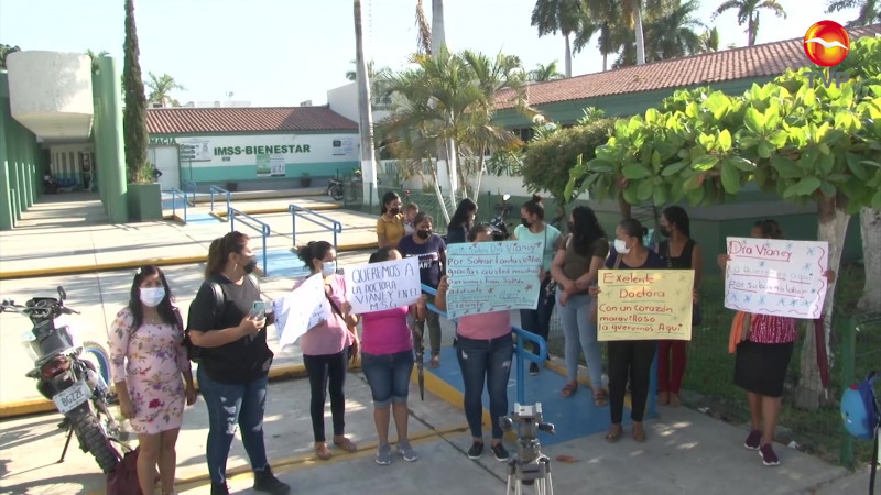 Protestan para reconocer a médico en el IMSS de Villa Unión