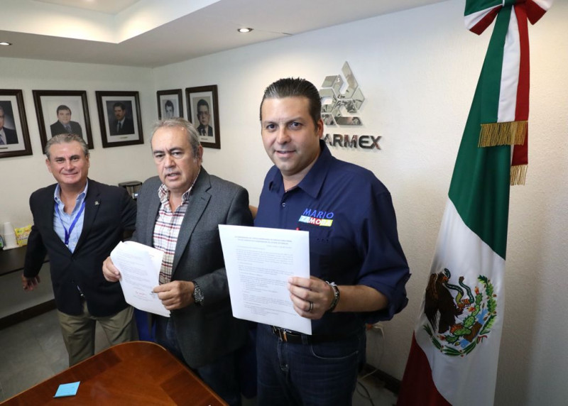 Mario Zamora firma 10 compromisos con COPARMEX