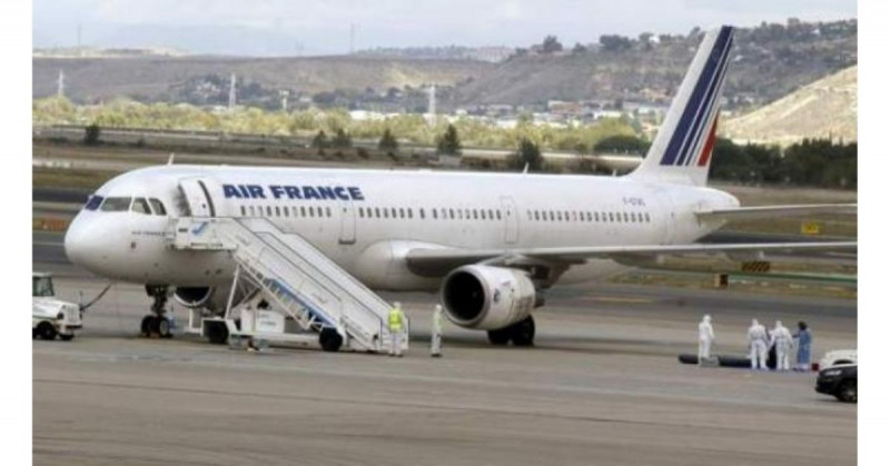 Aíslan avión en París por amenaza de bomba