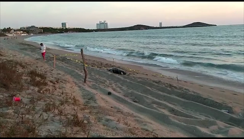 Sale a flote cuerpo sin vida en playa de Mazatlán