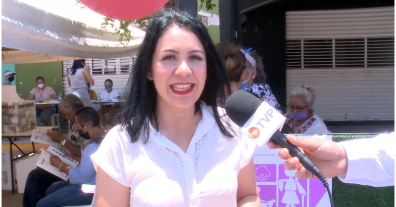 Diana Sosa, candidata del PT, emite su voto en el fraccionamiento Paseo de los Olivos