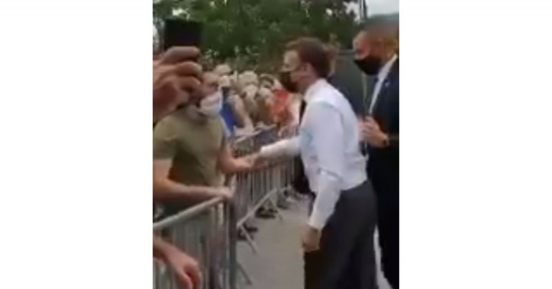 Graban cuando un hombre sacude al Presidente de Francia de una cachetada (video)