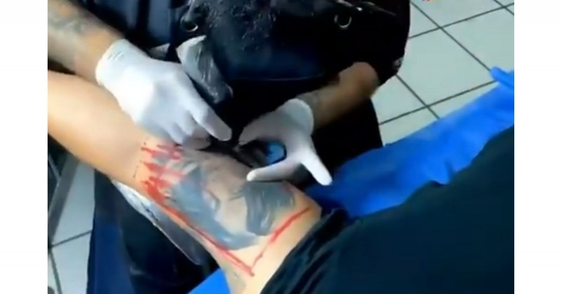 Así se ve el brazo de Lupillo Rivera tras "taparse" el tatuaje de la cara de Belinda