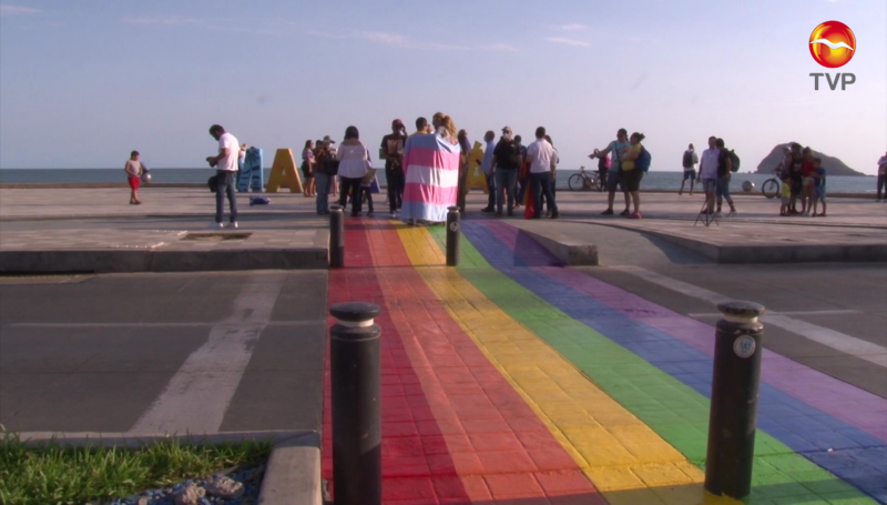 Pintan paso peatonal en Mazatlán con bandera LGBT+