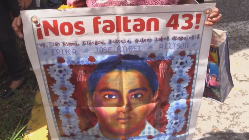Se reúne López Obrador con padres de estudiantes de Ayotzinapa