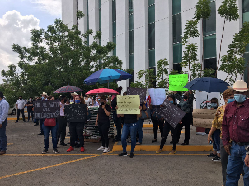 Viudas de policías enfrentan al Gobernador
