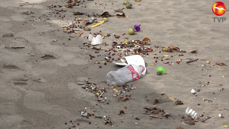 Se les olvida la basura a bañistas en Mazatlán