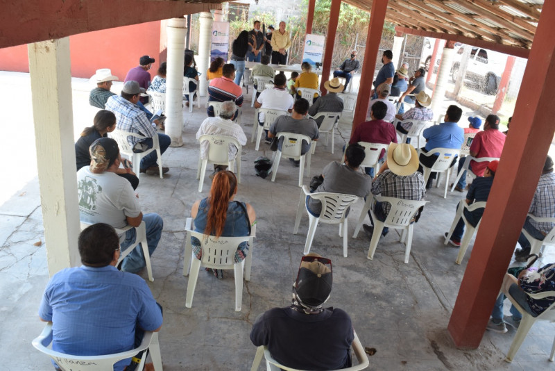 Transportistas de personal al campo se manifiestan a favor de la planta de fertilizantes
